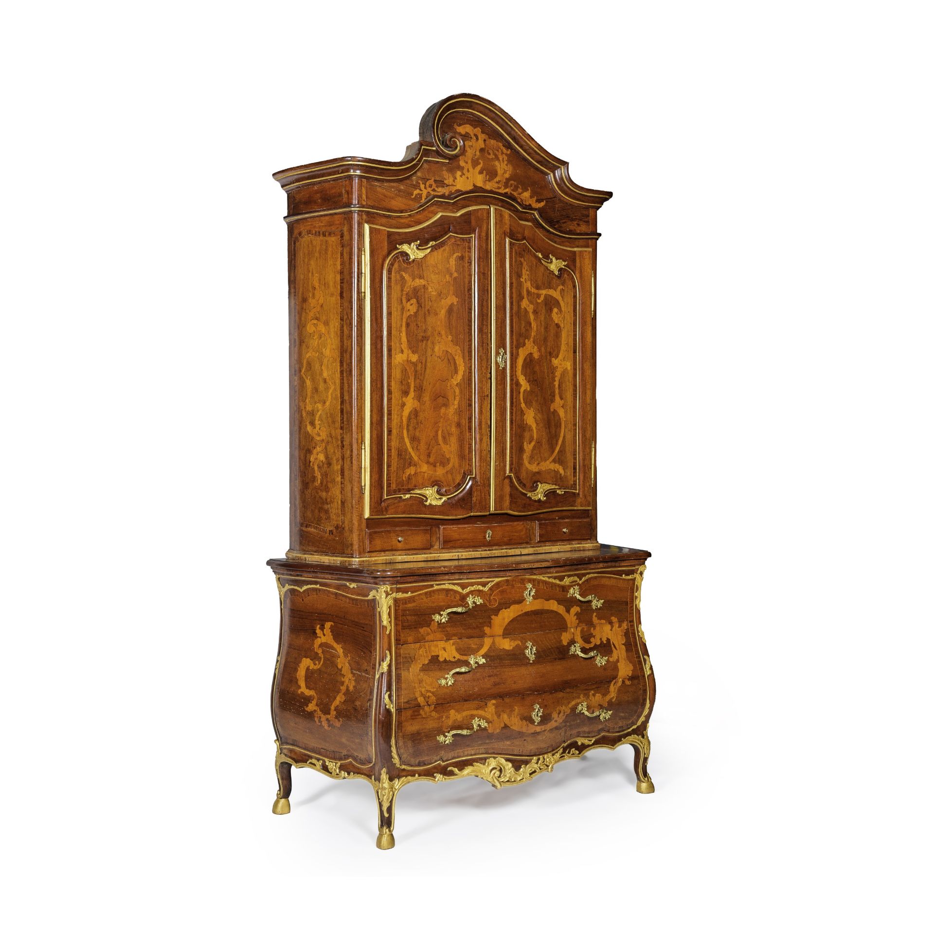 Importante commode en armoire de forme galb&#233;e en noyer et bois naturel, Allemagne du sud, m...