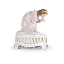 Rare et grand groupe Meissen de sphinx assis, circa 1910A very rare and large Meissen group of a...