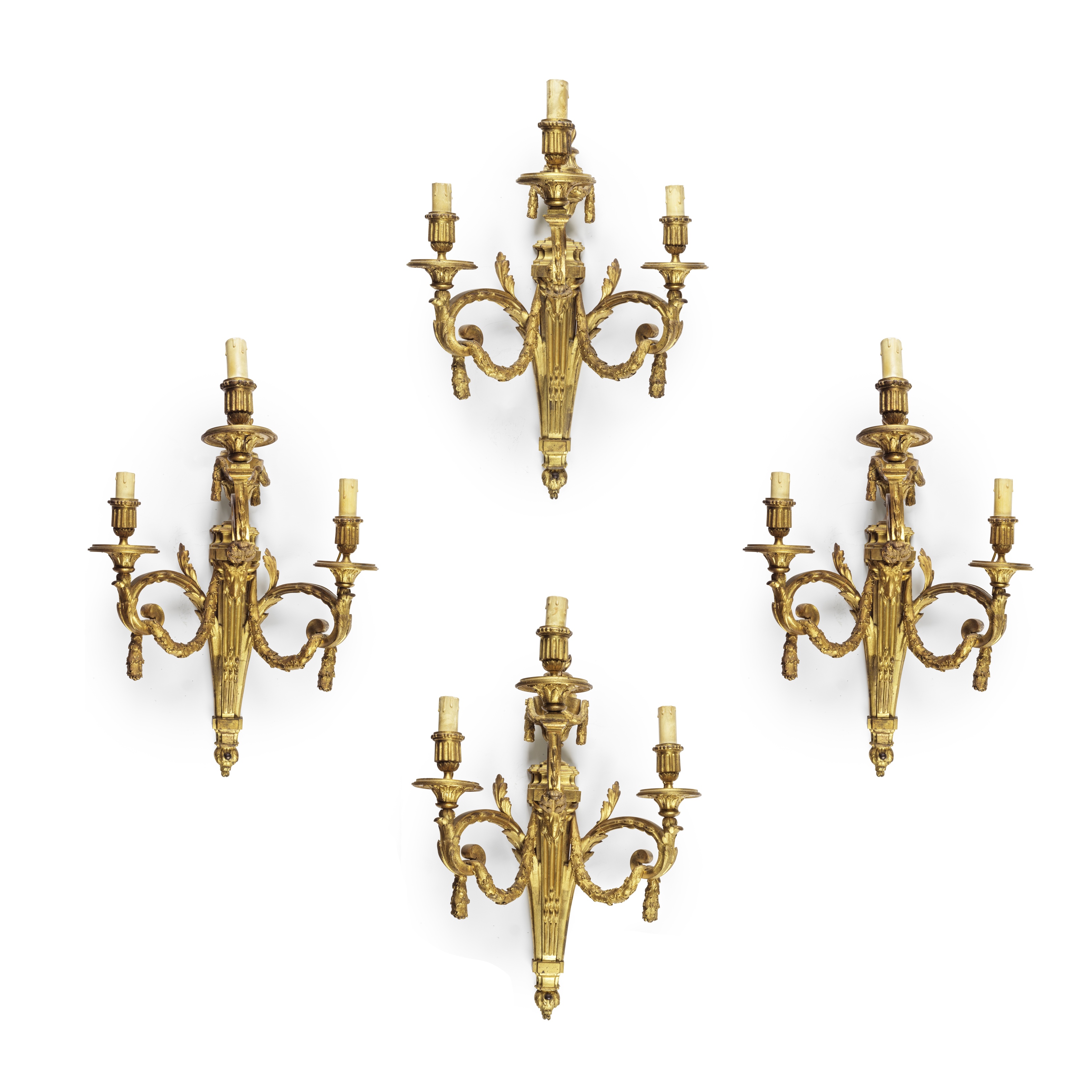 Suite de quatre appliques Louis XVI en bronze cisel&#233; et dor&#233; &#224; trois bras de lumi...