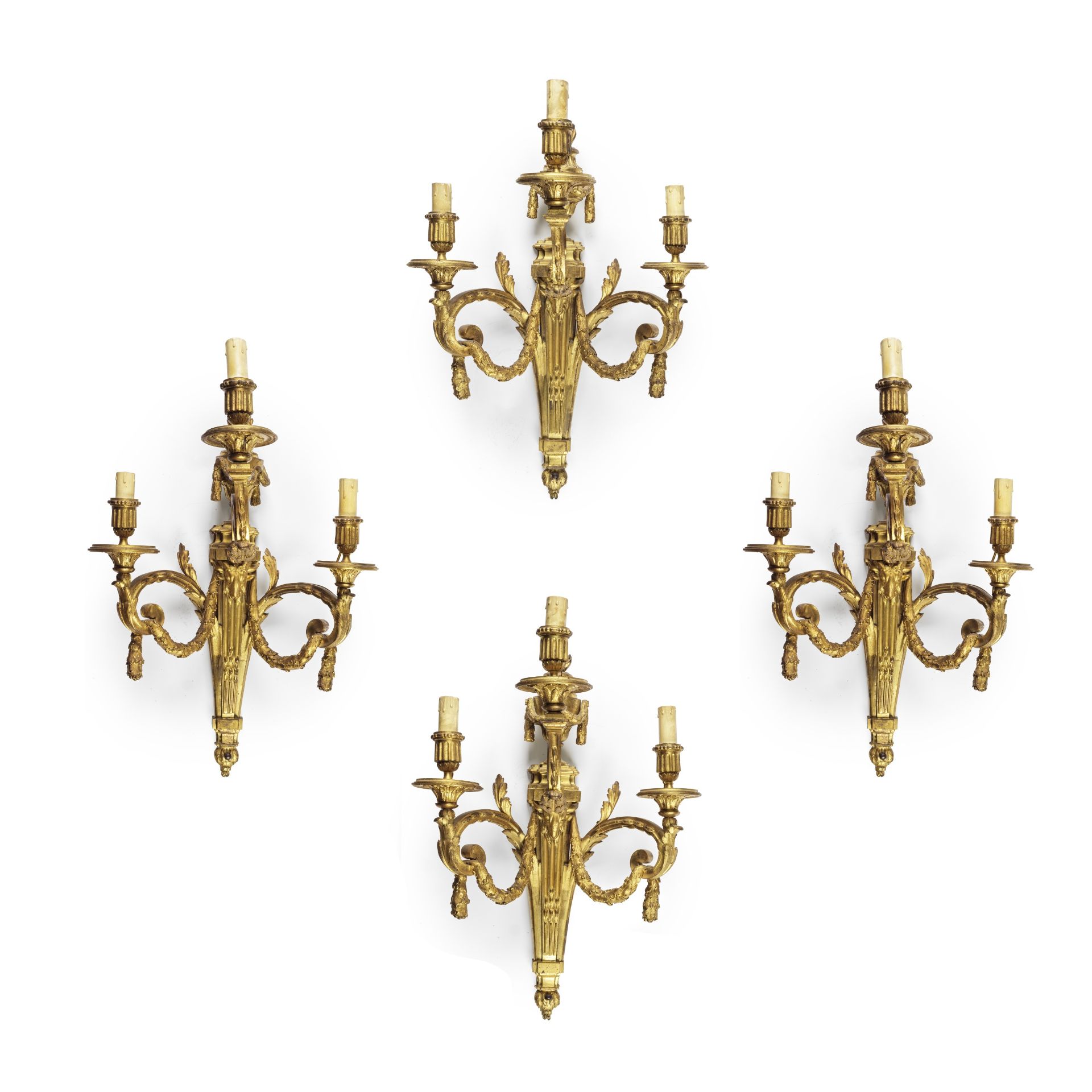 Suite de quatre appliques Louis XVI en bronze cisel&#233; et dor&#233; &#224; trois bras de lumi...