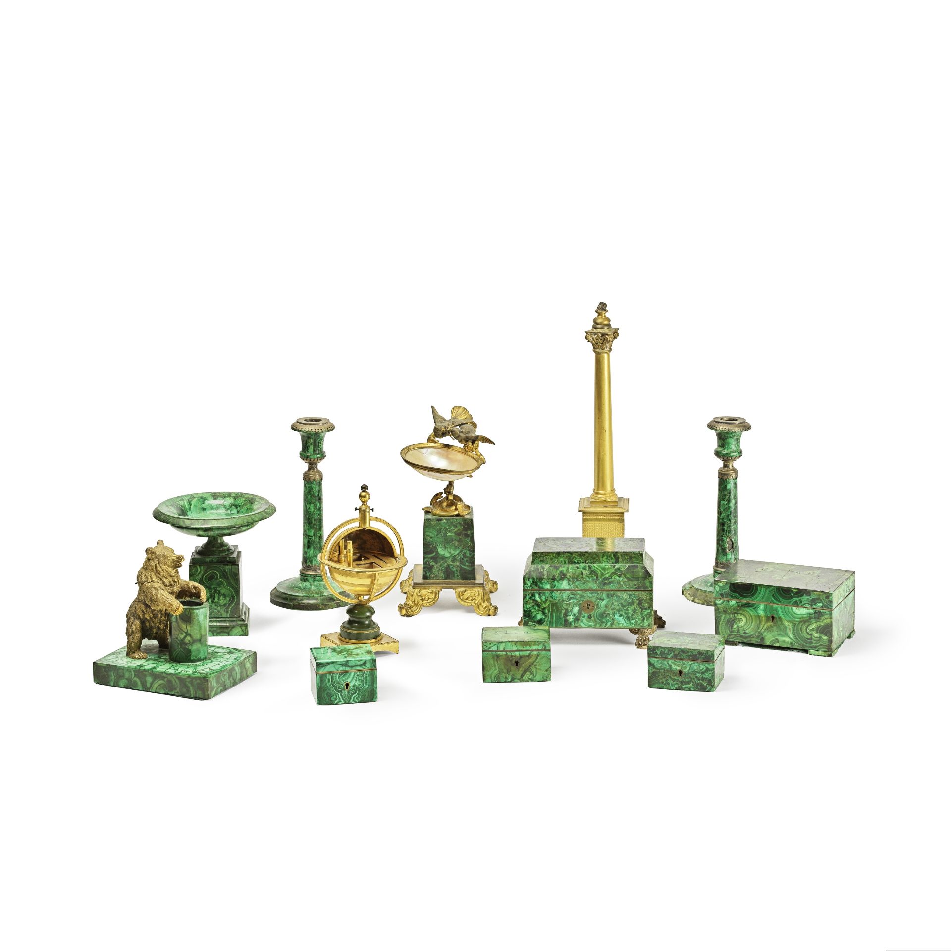 Groupe d'objets de bureau en malachite et placage de malachite, bronze dor&#233; et nacre, compr...