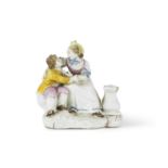 Petit groupe en porcelaine italienne repr&#233;sentant un gar&#231;on et une jeune fille s'embra...