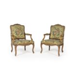 Paire de fauteuils &#224; la reine en bois naturel d'&#233;poque Louis XV, milieu XVIIIe si&#232...