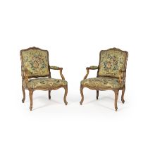 Paire de fauteuils &#224; la reine en bois naturel d'&#233;poque Louis XV, milieu XVIIIe si&#232...