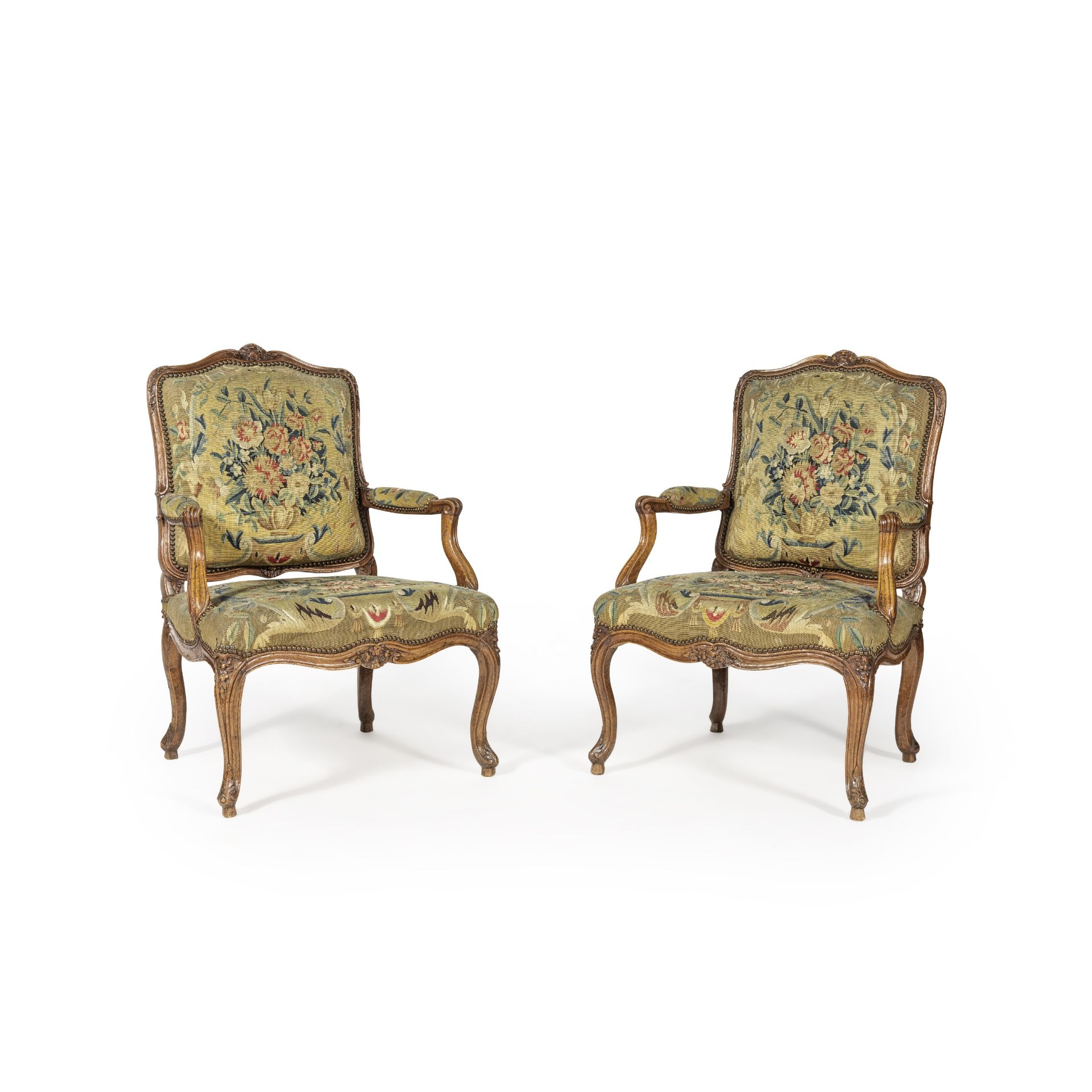 Paire de fauteuils &#224; la reine en bois naturel d'&#233;poque Louis XV, milieu XVIIIe si&#232...