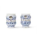 Paire de petits albarelli italiens en majolique, XVIIIe si&#232;cleA pair of small Italian maiol...