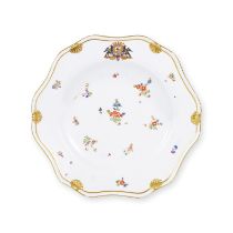 Plat armori&#233; en porcelaine de Meissen du Service Podewils, circa 1745A Meissen armorial pla...