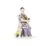 Rare groupe en porcelaine de Meissen r&#233;presentant une femme japonaise et son enfant, circa ...