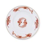 Plat rond en porcelaine de Meissen proventant du service 'Dragon Rouge' de la Cour de Dresde, ci...