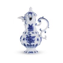 Vinaigrier couvert en porcelaine de Meissen, circa 1735A Meissen vinegar jug and cover, circa 1735