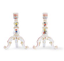 Paire de bougeoirs en porcelaine de Meissen, circa 1735A pair of Meissen candlesticks, circa 1735