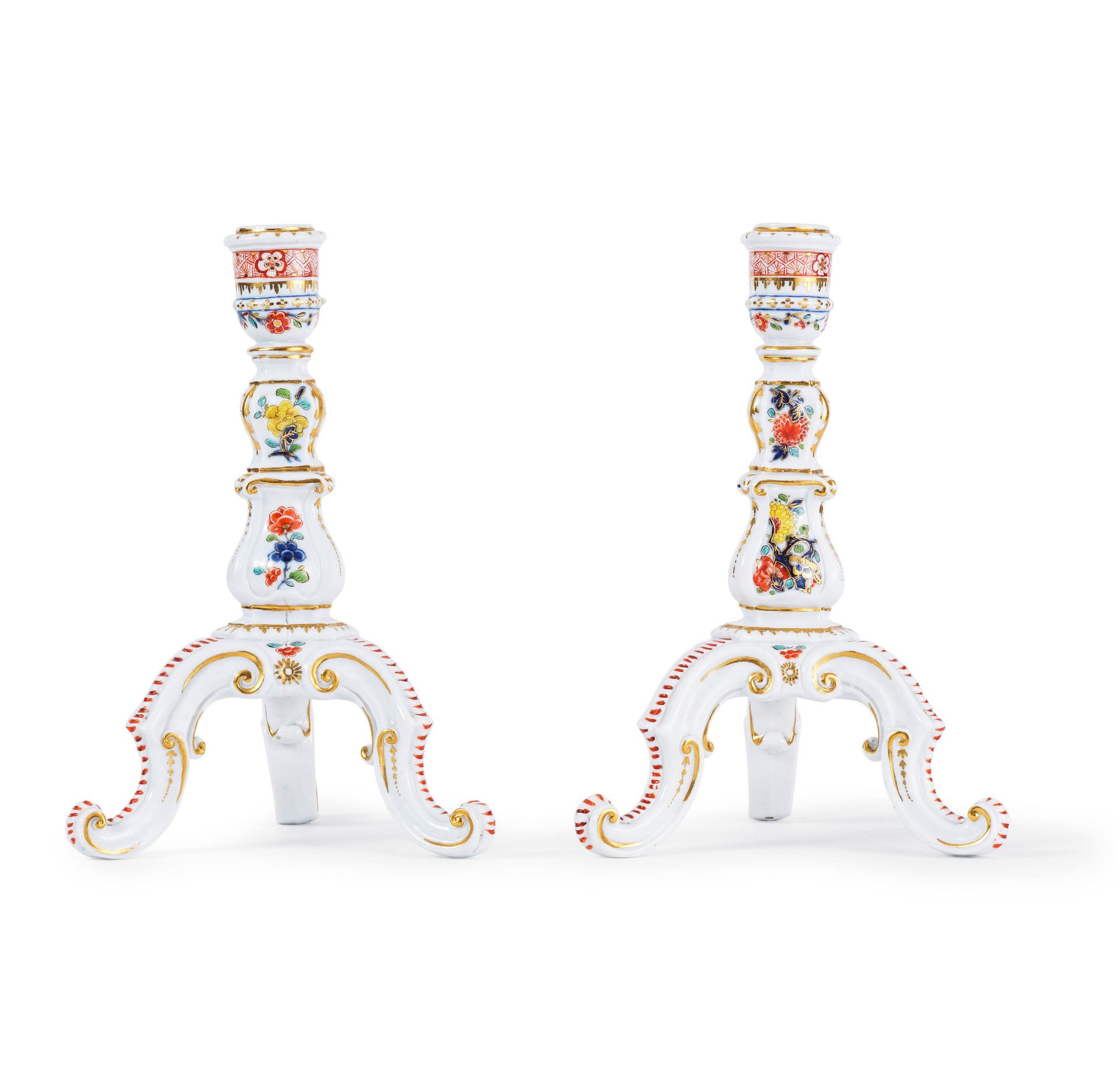 Paire de bougeoirs en porcelaine de Meissen, circa 1735A pair of Meissen candlesticks, circa 1735