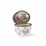 Tabati&#232;re en porcelaine de Meissen, monture en argent dor&#233;, circa 1740-50, la d&#233;c...