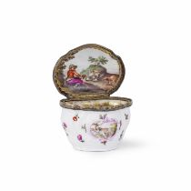 Tabati&#232;re en porcelaine de Meissen, monture en argent dor&#233;, circa 1740-50, la d&#233;c...