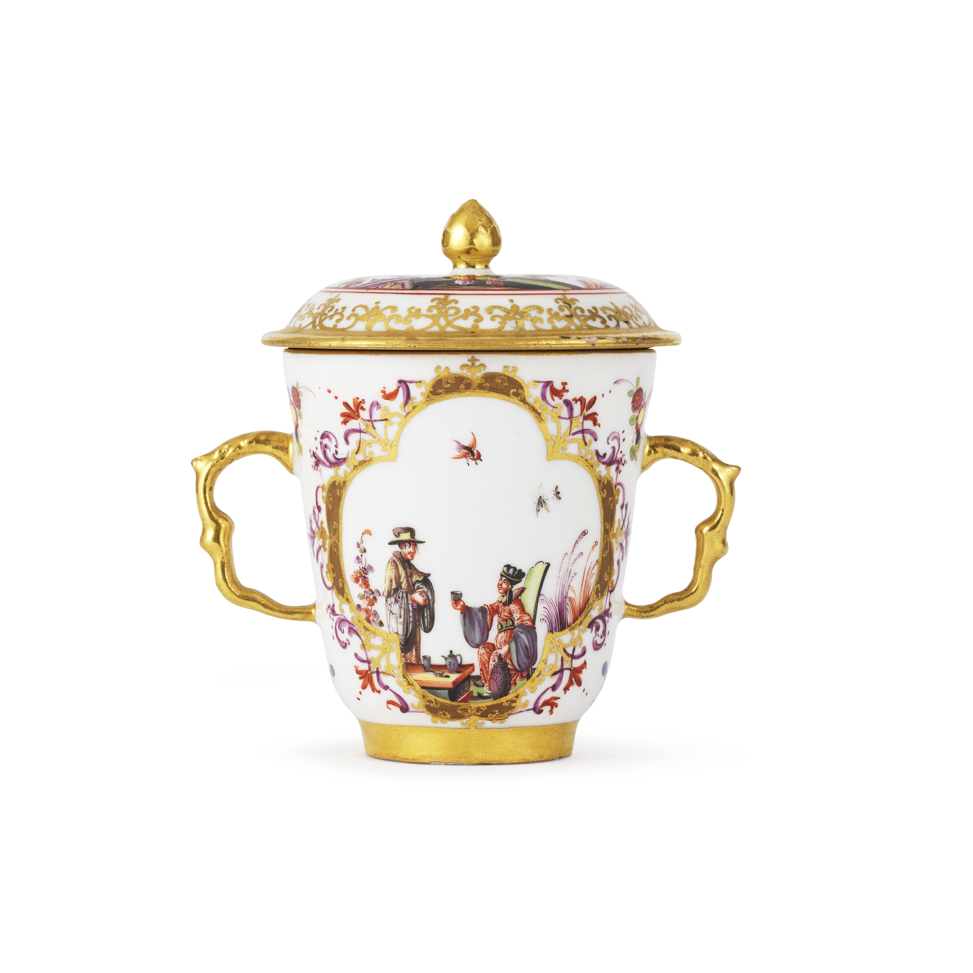 Gobelet couvert &#224; deux anses en porcelaine de Meissen, circa 1725-30A Meissen two-handled b...