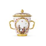 Gobelet couvert &#224; deux anses en porcelaine de Meissen, circa 1725-30A Meissen two-handled b...