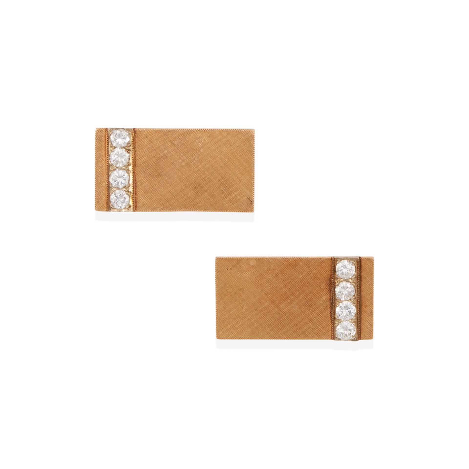 A PAIR OF 14K GOLD AND DIAMOND CUFFLINKS