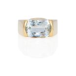 AN 18K GOLD AND AQUAMARINE RING