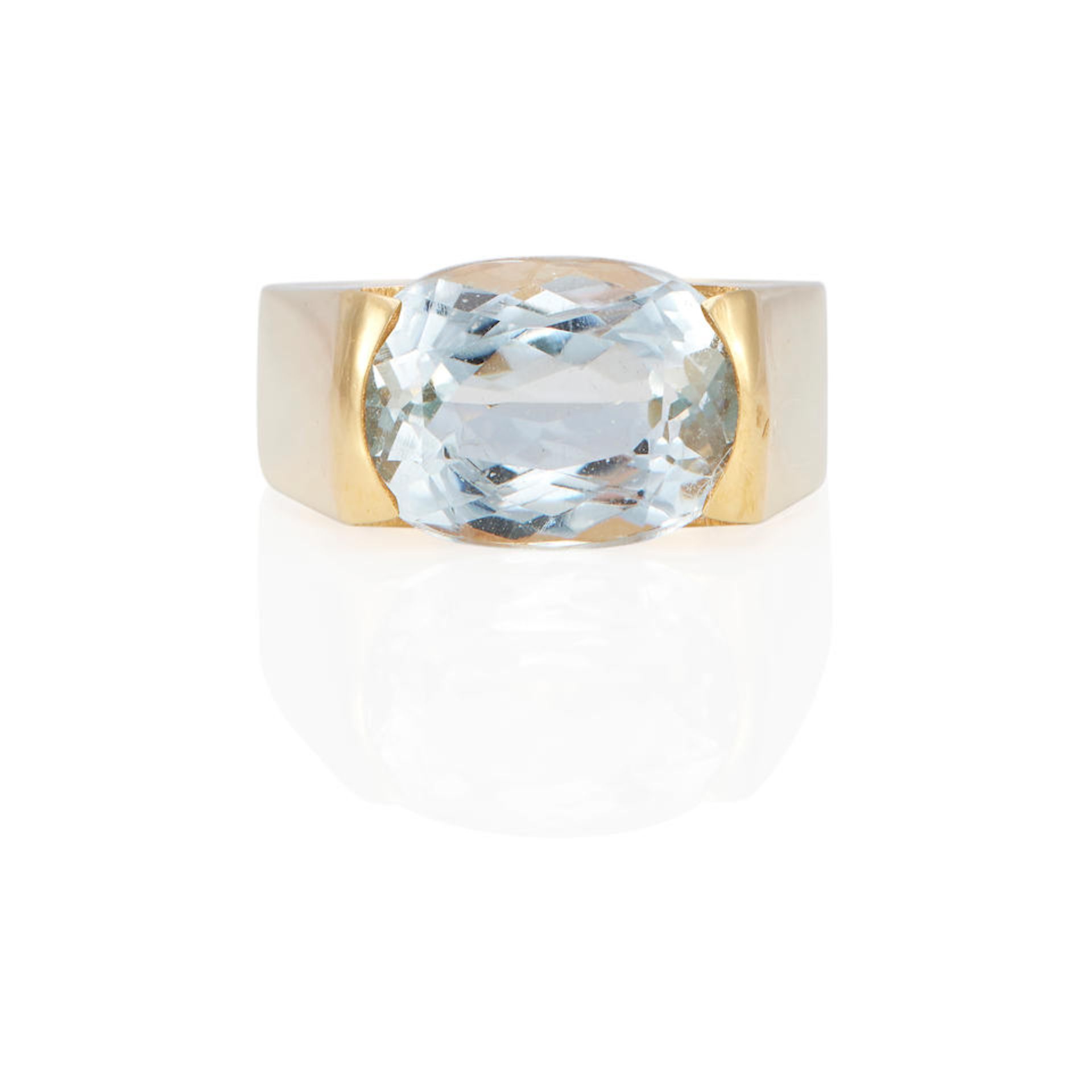 AN 18K GOLD AND AQUAMARINE RING