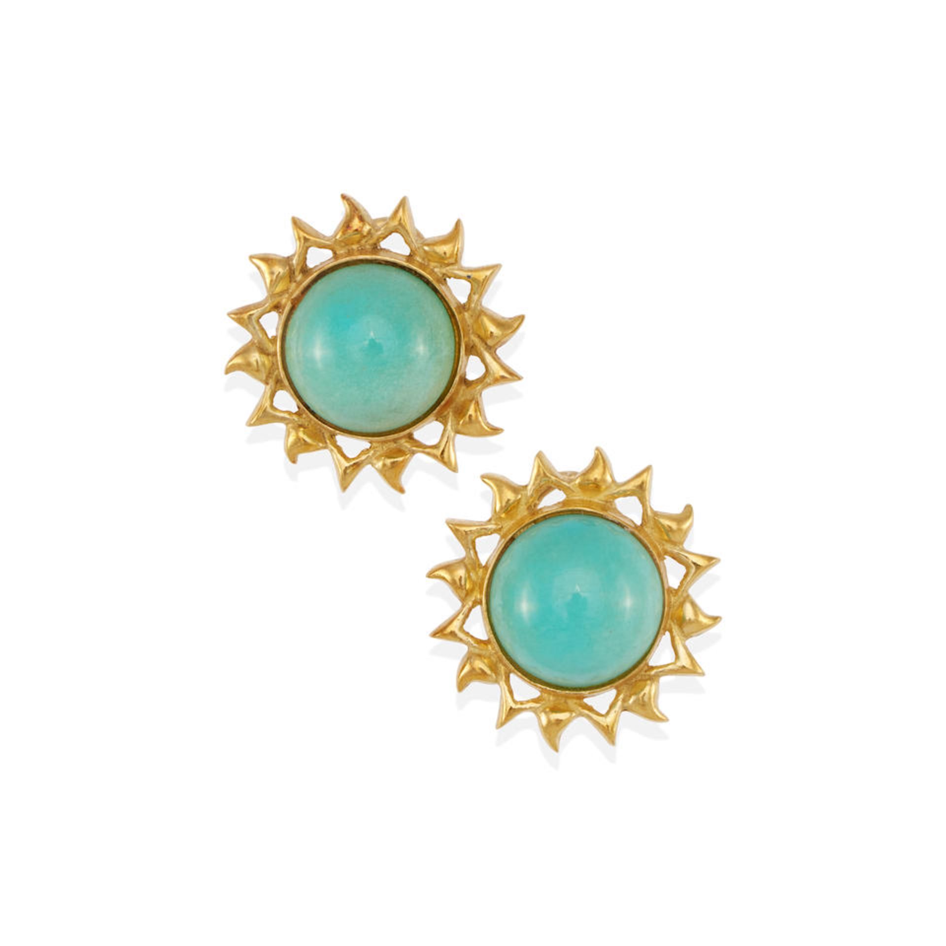 A PAIR OF 18K GOLD AND TURQUOISE EARRINGS
