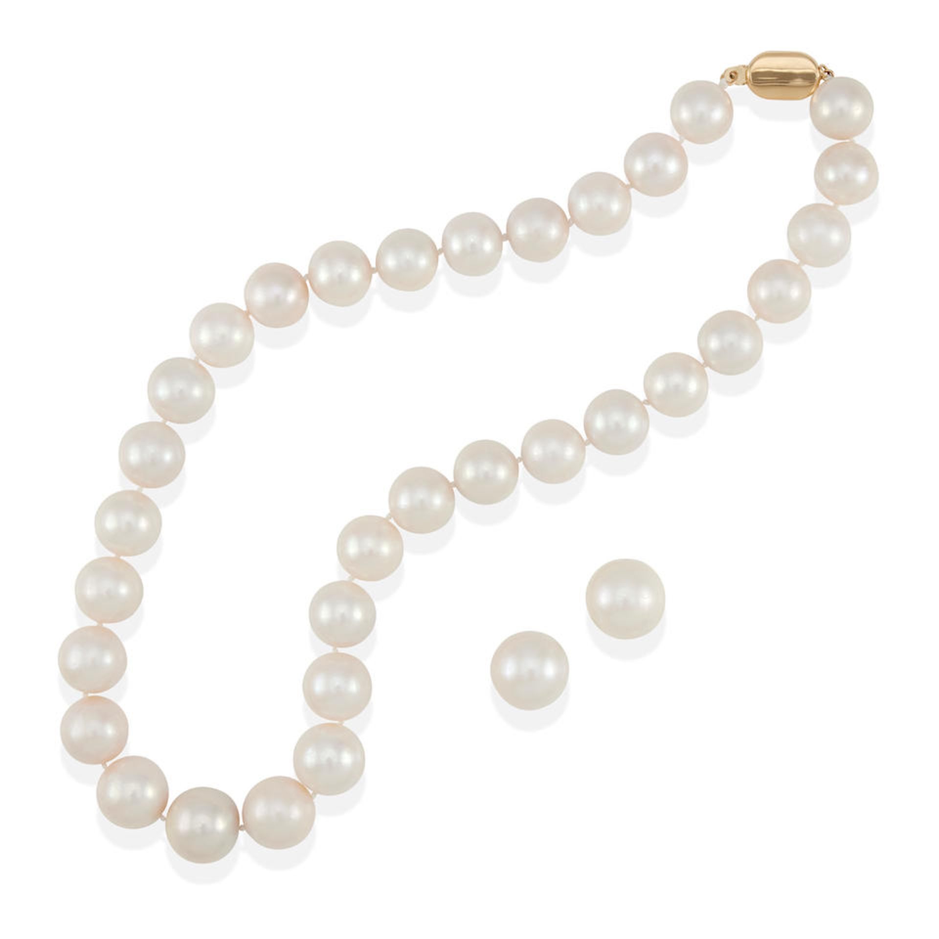 AN 18K GOLD AND CULTURED PEARL NECKLACE AND PAIR OF STUD EARRINGS