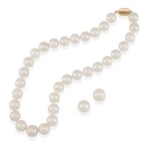 AN 18K GOLD AND CULTURED PEARL NECKLACE AND PAIR OF STUD EARRINGS