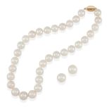 AN 18K GOLD AND CULTURED PEARL NECKLACE AND PAIR OF STUD EARRINGS