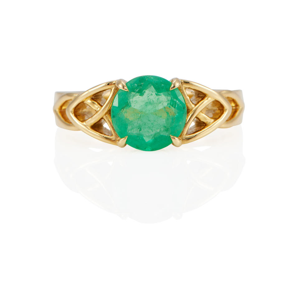 AN 18K GOLD AND EMERALD RING