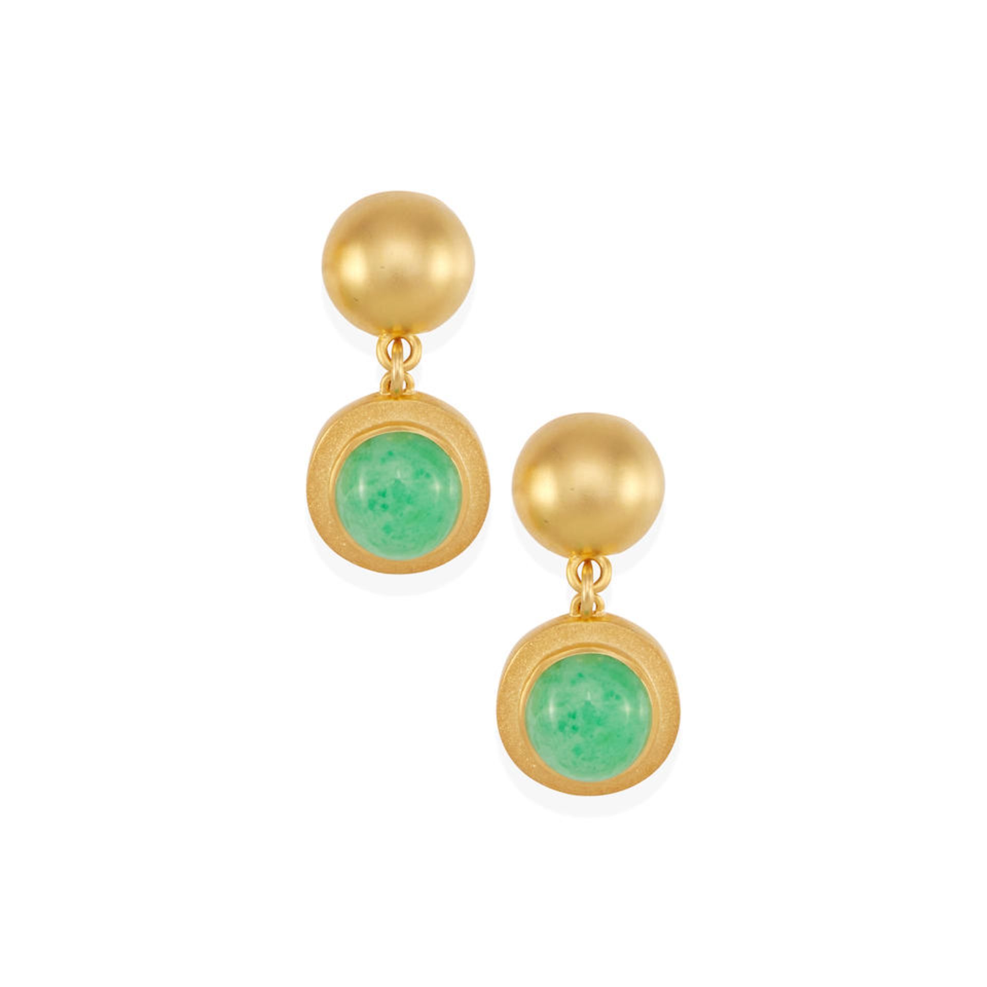 A PAIR OF 18K GOLD AND JADEITE JADE EARCLIPS