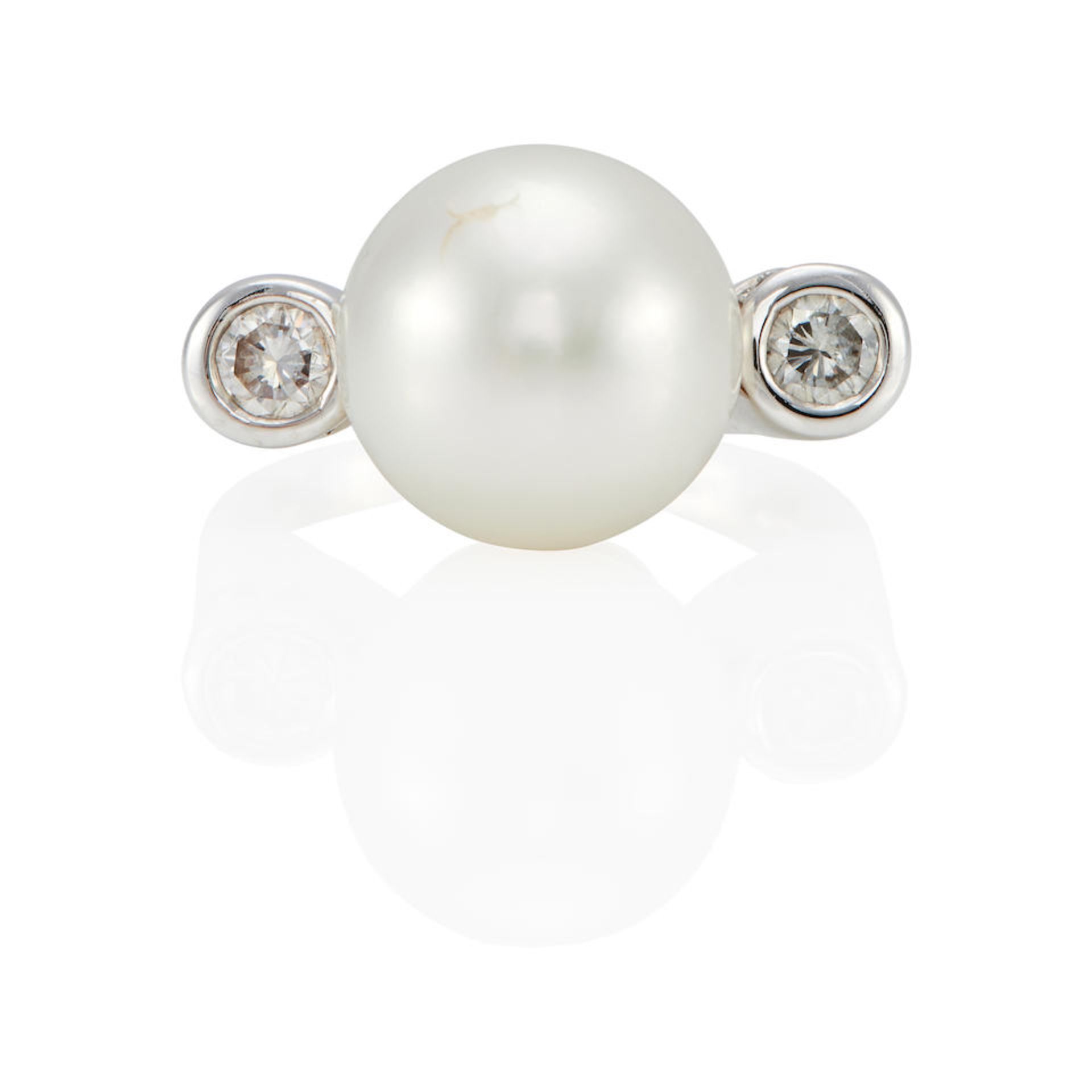 AN 18K WHITE GOLD, SOUTH SEA CULTURED PEARL AND DIAMOND RING