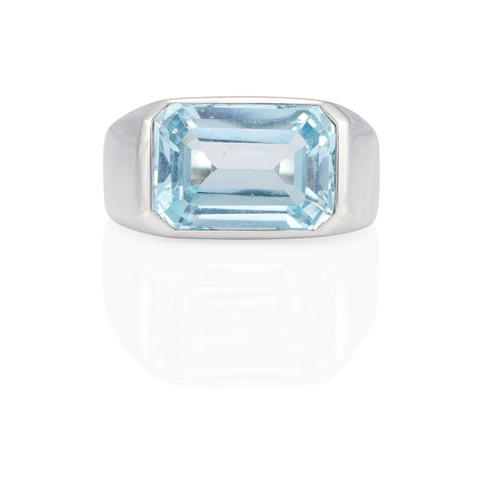 AN 18K WHITE GOLD AND BLUE TOPAZ RING