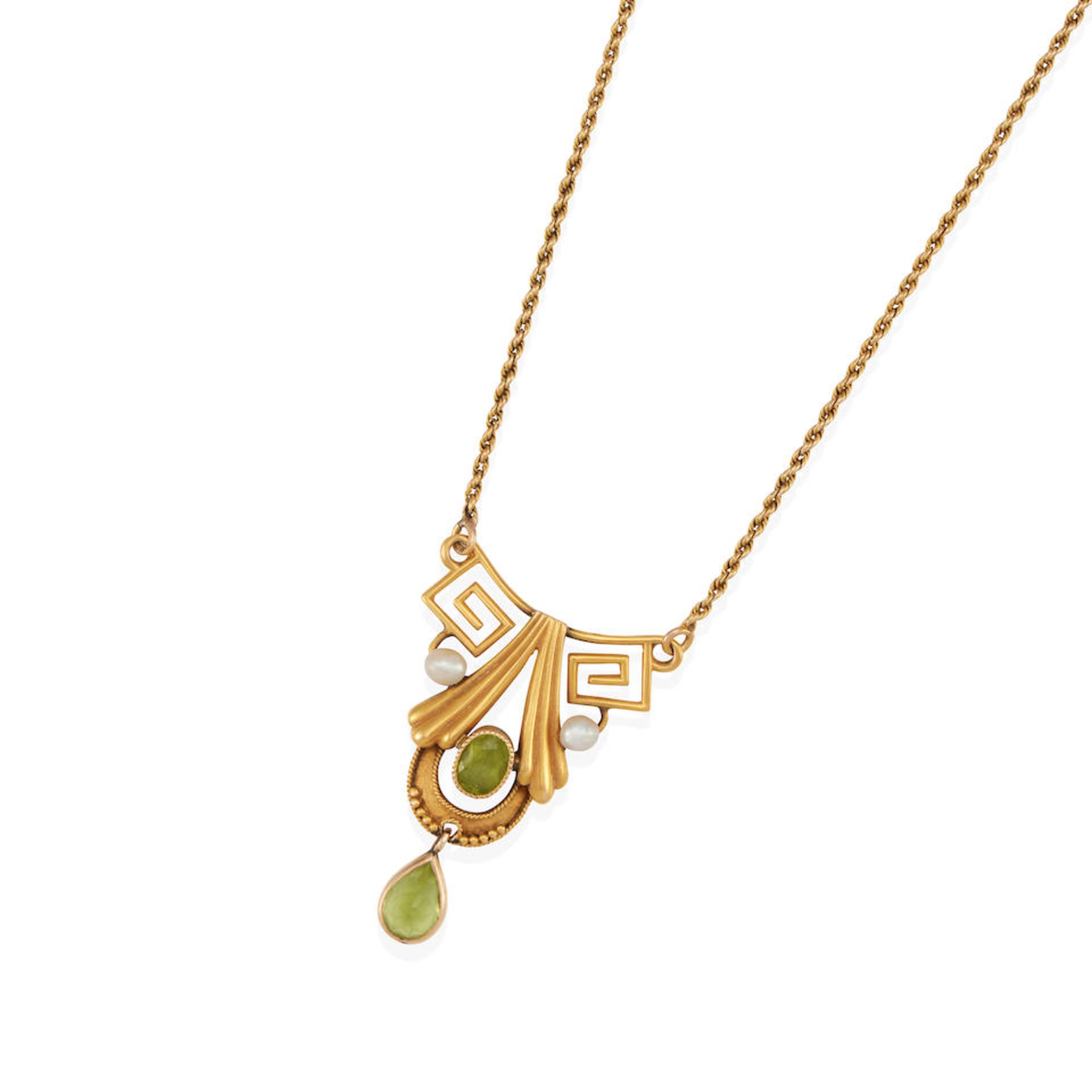 AN ANTIQUE 14K GOLD, PERIDOT AND PEARL NECKLACE