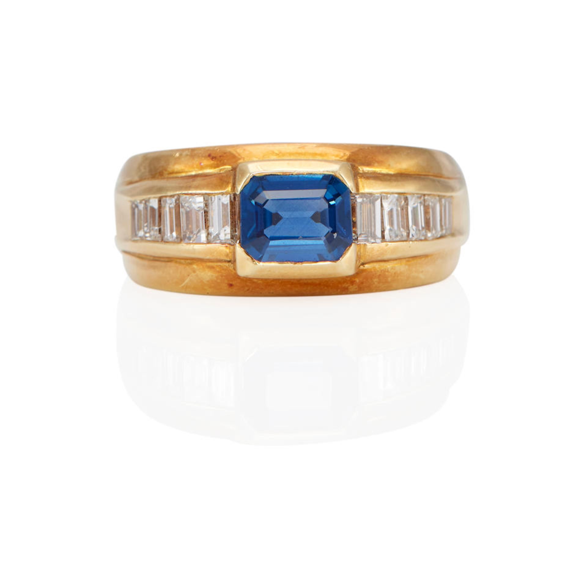 AN 18K GOLD, SAPPHIRE AND DIAMOND RING