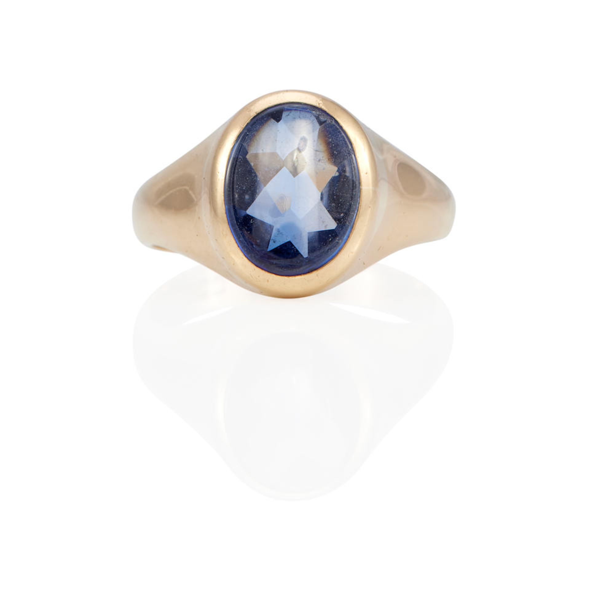 A 9K GOLD AND SAPPHIRE RING