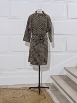 Pierre CARDIN, collection Haute Couture, circa 1958/1960. Tailleur jupe en tweed de laine gris, ...
