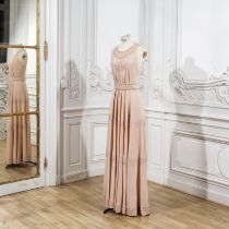 Madeleine VIONNET, collection Haute Couture, Hiver 1938. Robe du soir longue en cr&#234;pe rose ...