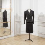 HERMES, collection Couture, circa 1940. Manteau de forme redingote faisant effet de tailleur en ...