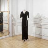 Jane DUVERNE, collection Haute Couture, circa 1938/1940. Robe du soir longue en velours noir.
