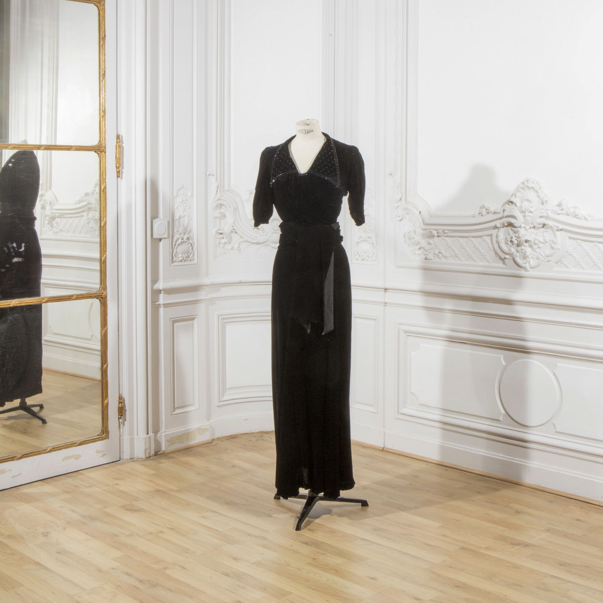 Jane DUVERNE, collection Haute Couture, circa 1938/1940. Robe du soir longue en velours noir.