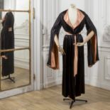 BABANI, collection Couture, circa 1920. Kimono du soir en satin noir et rose th&#233;.