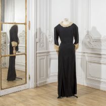 Anonyme, circa 1930. Robe du soir longue en fa&#231;onn&#233; cloqu&#233; noir et cr&#234;pe ivo...