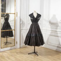 Christian DIOR, collection Haute Couture, circa 1948/1950. Robe de cocktail en organdi de soie n...