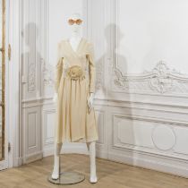 Atelier SCHIAPARELLI, collection Haute Couture, circa 1978. Robe en soie champagne. Directeur ar...
