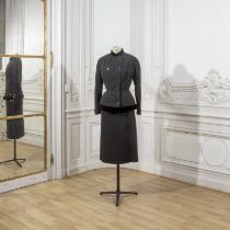Jacques GRIFFE, collection Haute Couture, circa 1950. Tailleur en reps et velours noir.