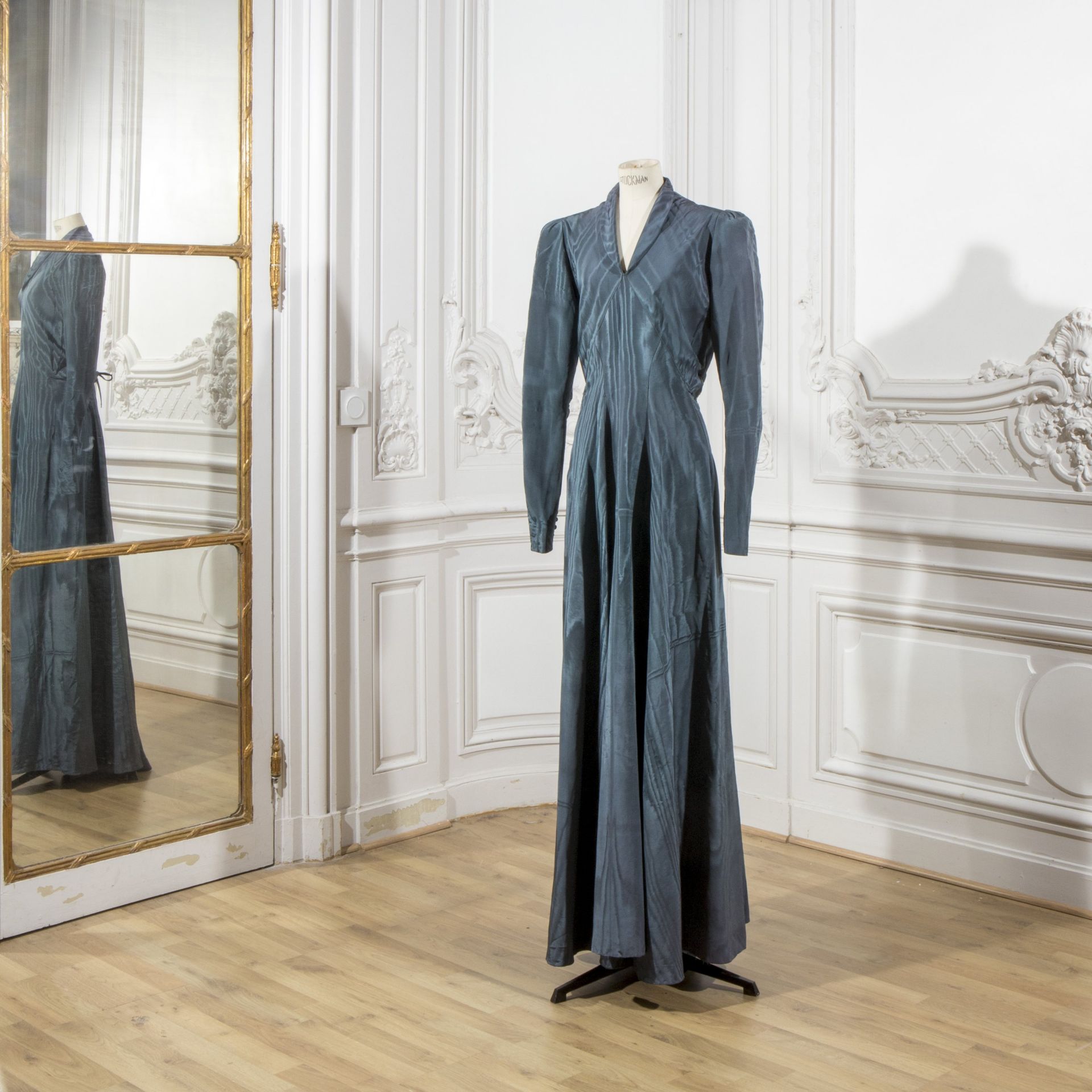 Anonyme, collection Haute Couture, circa 1940. Robe du soir longue en moire ardoise.