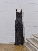 Anonyme, circa 1935/1938. Robe du soir longue enti&#232;rement recouverte de paillettes noires.