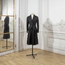 Jacques HEIM, collection Haute Couture, circa 1948/1950. Tailleur noir en toile de laine noire.