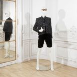 Pierre BALMAIN, collection Haute Couture, Automne-Hiver 1987. Ensemble de cocktail en satin noir...
