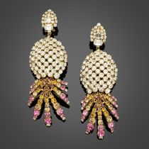 Christian DIOR, collection Haute Couture Printemps/Et&#233; 1991.. Paire de clips-pendants d'ore...