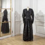 BRUYERE, collection Haute Couture, circa 1940. Robe du soir longue en reps damass&#233; noir. Cr...